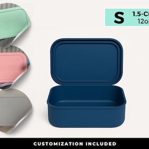 Może przedstawiać: Granatowy prostokątny pojemnik na żywność z otwartą pokrywą. Pojemnik jest oznaczony jako "S 1.5-Cup 12oz". Trzy mniejsze obrazy pokazują spersonalizowane pokrywki w kolorze miętowym, różowym i szarym. Tekst "CUSTOMIZATION INCLUDED" znajduje się na dole.