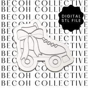 Op de afbeelding: Een witte koekjesvorm in de vorm van een rolschaats met een strik. De afbeelding bevat de tekst "DIGITAL STL FILE" op een zwarte achtergrond. De achtergrond bevat de herhaalde tekst "BECOH COLLECTIVE".