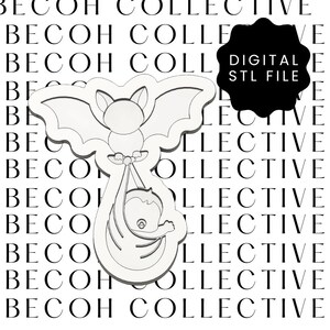 Puede incluir: Un archivo STL digital de un murciélago blanco que lleva un bebé envuelto. El murciélago tiene las alas extendidas y un cuerpo redondo. El bebé está en una envoltura curvada. El fondo tiene las palabras "BECOH COLLECTIVE".