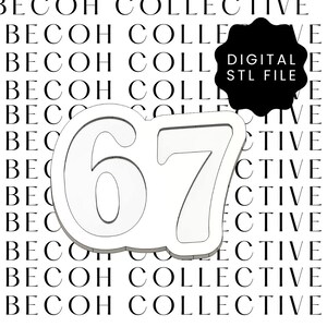 Peut inclure: Emporte-pièce blanc en forme de chiffre 67 avec un bord arrondi. Les mots "DIGITAL STL FILE" sont dans une forme noire dans le coin supérieur droit. Le fond répète les mots "BECOH COLLECTIVE".