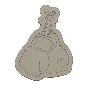 Peut inclure: Une paire de gants de boxe gris attachés ensemble avec une ficelle et un nœud.