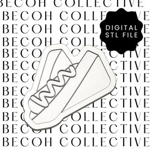 Puede incluir: Un modelo 3D blanco de un perrito caliente, con una línea ondulada que representa el perrito caliente y un panecillo. La imagen incluye el texto "DIGITAL STL FILE" en una forma negra. El fondo presenta el texto repetido "BECOH COLLECTIVE".