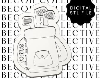 Puede incluir: Una bolsa de golf blanca con tres palos de golf se muestra en la imagen. La bolsa tiene un bolsillo y un asa. El texto "DIGITAL STL FILE" está en una forma negra. La palabra "one" está en la bolsa.