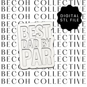 Op de afbeelding: Een witte digitale STL-bestand met de tekst "BEST DAD BY PAR" in een vetgedrukte, schreefloze lettertype. De achtergrond heeft een herhaald patroon van de woorden "BECOH COLLECTIVE" in zwart.