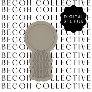 Puede incluir: Un cortador de galletas de color beige en forma de espejo con un diseño de borlas. La imagen es un archivo STL digital. El fondo presenta las palabras "BECOH COLLECTIVE" en un patrón repetido.