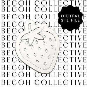 Puede incluir: Un cortador de galletas blanco con forma de fresa, con una parte superior de hojas y detalles de semillas. Una insignia negra festoneada en la esquina superior derecha contiene el texto blanco DIGITAL STL FILE. El fondo muestra el texto repetido BECOH COLLECTIVE.