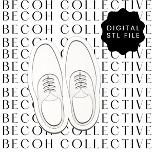 Puede incluir: Un archivo STL digital que presenta un par de zapatos de vestir blancos, vistos desde arriba. Los zapatos est&aacute;n delineados con un estilo simple y limpio. El fondo es un patr&oacute;n repetido de las palabras "BECOH COLLECTIVE". Tambi&eacute;n hay una forma negra con el texto "DIGITAL STL FILE".