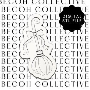 Puede incluir: Un archivo STL digital en forma de escoba blanca. La escoba tiene un lazo y detalles de cinta. El fondo es un patrón repetido de las palabras "BECOH COLLECTIVE". Una forma negra con las palabras "DIGITAL STL FILE" está a la derecha.