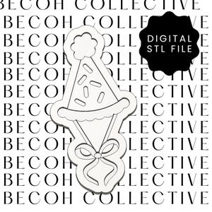 Könnte beinhalten: Ein weißes Partyhut-Design mit Streuseln und einer Schleife, beschriftet mit "DIGITAL STL FILE" auf einer schwarzen Form. Der Hintergrund zeigt ein sich wiederholendes Muster der Wörter "BECOH COLLECTIVE".