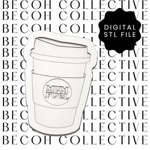 Puede incluir: Un archivo STL digital de una taza de café con una funda. La taza tiene una tapa y el texto "MUM FUEL" en la funda. El fondo tiene las palabras "BECOH COLLECTIVE" y una forma negra con el texto "DIGITAL STL FILE".