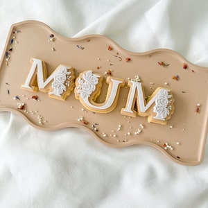 Sello y cortador de galletas con la letra M y la letra U de "Mamá", galletas florales para mamá, galletas para el Día de la Madre, galletas de fondant