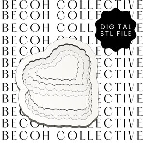 Peut inclure: Un emporte-pièce blanc en forme de cœur avec des bords festonnés. L'image comprend le texte "DIGITAL STL FILE" sur une forme noire. Le fond présente le texte répété "BECOH COLLECTIVE".