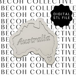 Puede incluir: Un contorno de madera gris claro, cortado con láser, de Australia con el nombre del país en cursiva. Las palabras "DIGITAL STL FILE" están en una forma negra. El fondo repite las palabras "BECOH COLLECTIVE".