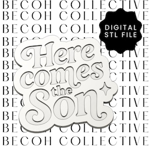 Peut inclure: Un design blanc en forme de nuage avec le texte "Here comes the Son" dans une police fantaisiste. Une étiquette noire indique "DIGITAL STL FILE". L'arrière-plan présente les mots "BECOH COLLECTIVE" en motif répété.