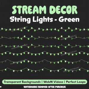 Op de afbeelding: Vijf rijen groene kerstverlichting op een witte achtergrond. De tekst "STREAM DECOR String Lights - Green" staat bovenaan de afbeelding.