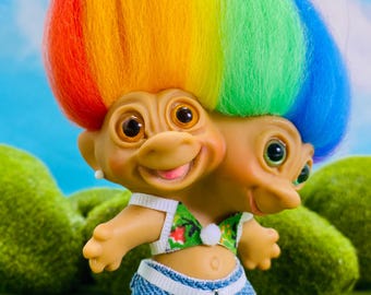 Troll Double-Nik de 1965, raro, rediseñado con pelo de lana islandesa arcoíris, atuendo hecho a mano.