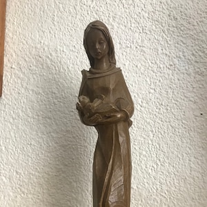 Small statue of Mary with Jesus Christ. Made by Gerard Linssen, Venlo, 1890, height 20 cm.