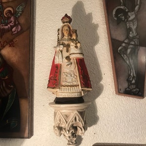Mała figurka Matki Boskiej z Dzieciątkiem, z konsolą, wysokość całkowita 26 cm. Maryja z Jezusem, Madonna.