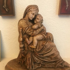 Estatua, Virgen María con el niño Jesús en su regazo. 26 x 28 cm