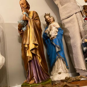Large old sculpture of Joseph with baby Jesus and lily flower. 64 cm high, 25 inches. Religious (statue) sculpture. Minor signs of age.