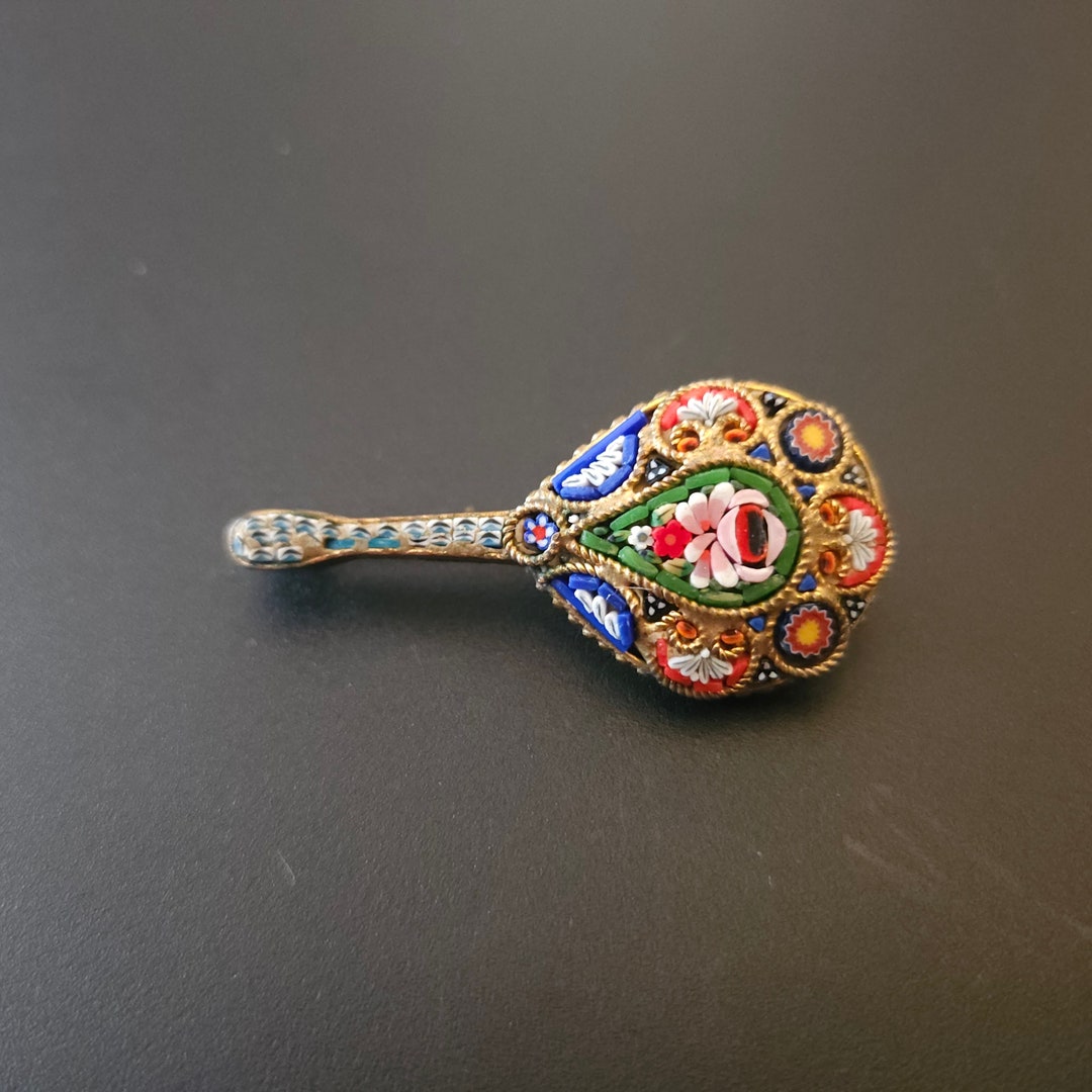 Ancienne Broche Miniature Micro Mosaïque En Forme De Guitare - Longueur 3,5 Cm, En Céramique, Occasion