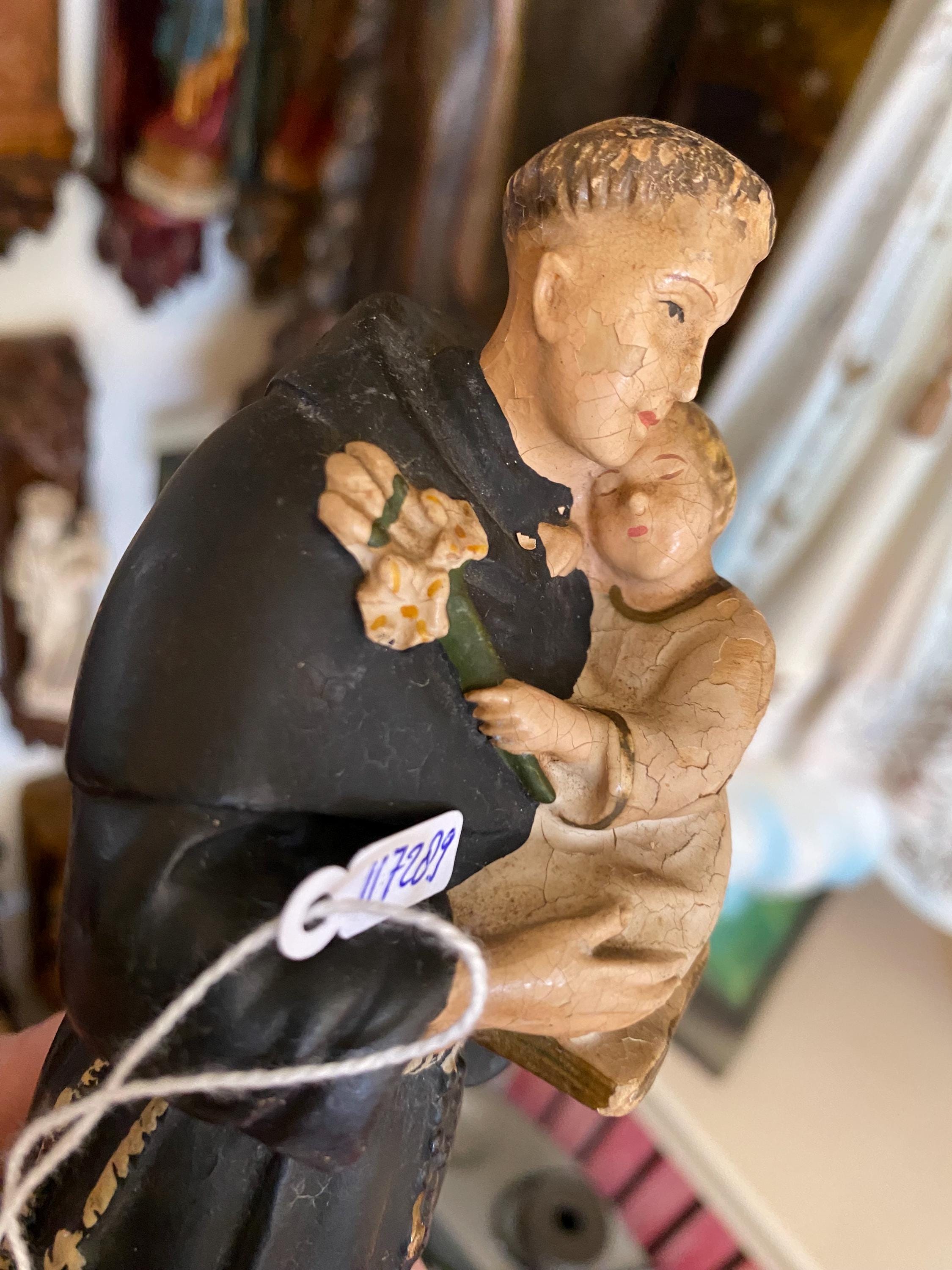 古いアンティークの彫像、パドヴァの聖アントニオと幼子イエス。非常に