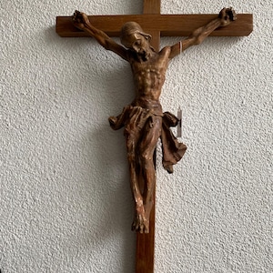Mycket gammalt, skadat krucifix av Jesus Inri, 38 cm x 24 cm, av Paridon. Dokumentation finns. Vackert exemplar. Ej signerad. 15 tum x 9,5 tum