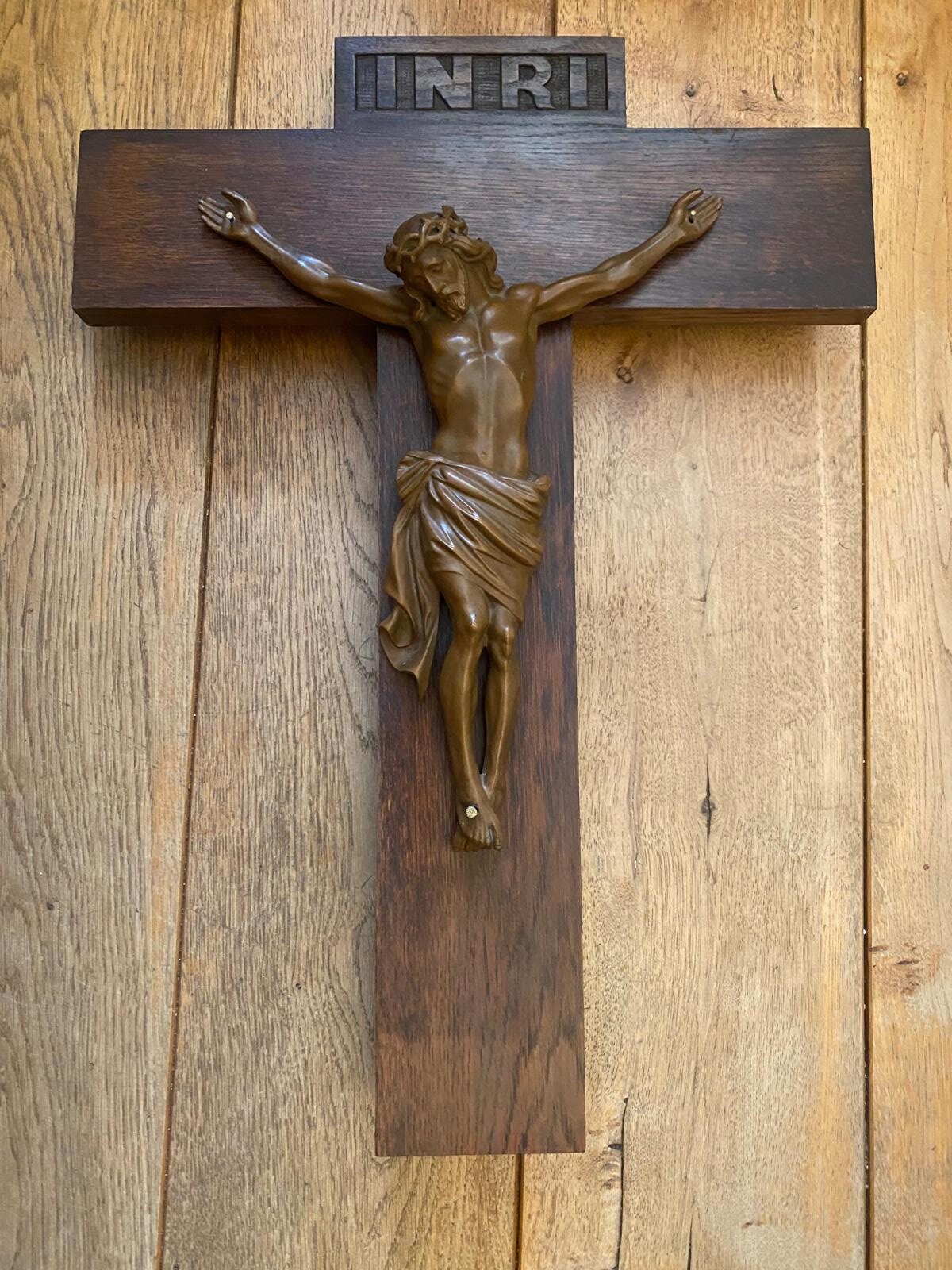 イエス・インリのアンティーク十字架、コーパス、ブロンズ。 52x38 cm