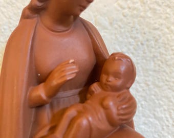 Maria com o menino Jesus Cristo, antiga (1955) escultura religiosa alemã da Santa Mãe com o Menino, feita por Goebel. HX240A.