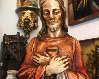 Linda e grande estátua antiga do Sagrado Coração de Jesus. Santo Padre.