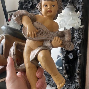 Beautiful antique angel, cupid statue made of papier-mâché, Italian, angel with string instrument, handmade, hand-painted, 31 cm high. 12 inc