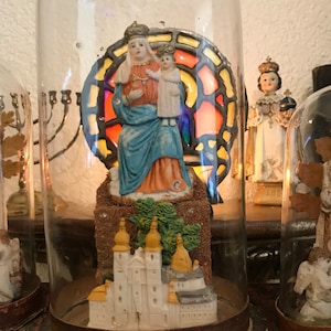 Beautiful antique porcelain Marias with baby Jesus, 20, 16 and 13 cm high, 8, 6 and 5 inches under glass dome