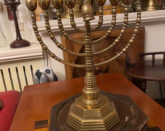 Wunderschöner großer antiker jüdischer Kerzenständer, 31 cm hoch, Chanukka abnehmbar, inklusive Kerzenhalter, separates Modell, vergoldet. Nr. 9.