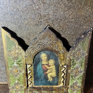 Beautiful antique triptych, Mary with baby Jesus, 15 cm high