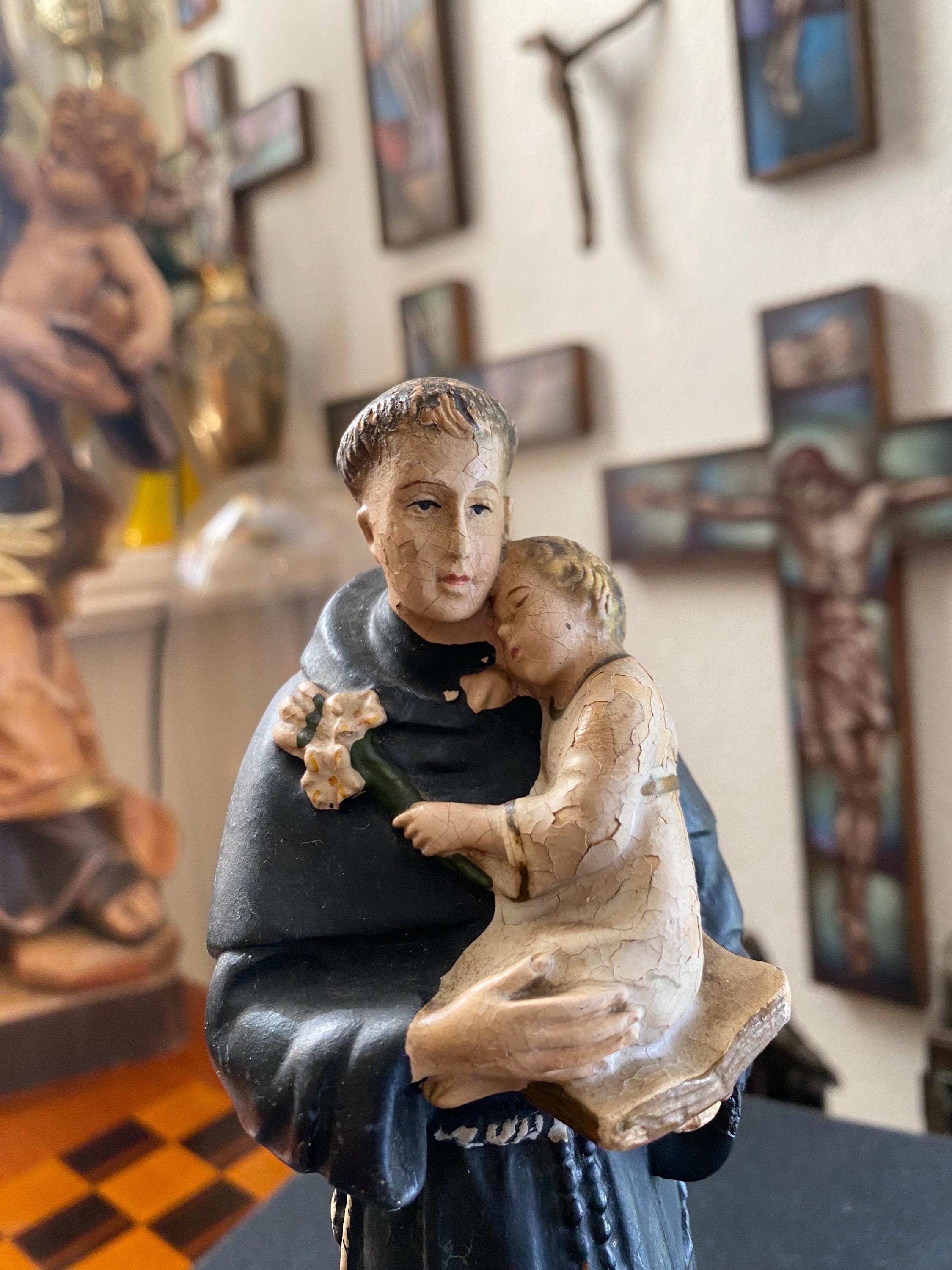 古いアンティークの彫像、パドヴァの聖アントニオと幼子イエス。非常に