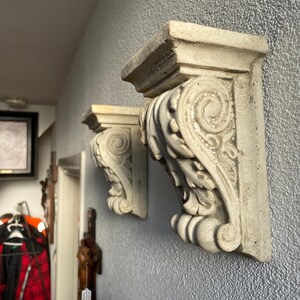 Beautiful antique consoles, set of 2. Come from a monastery. Height 17 cm x 11 cm wide, 9 cm deep. Concrete, cast stone, heavy, Testa Leoni, Canova.