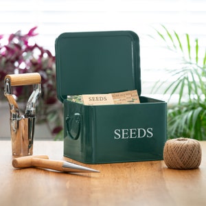 Paquet de graines, boîte métallique plus x10 enveloppes et intercalaires mensuels. Organiseur de boîte de rangement en métal pour graines de jardin pour jardiniers. Acier peint par poudrage vert