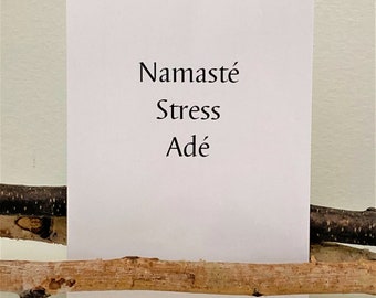 Anti-Stress-Karte, Postkarte mit Spruch, "Namasté, Stress adé", schwarz-weiß, Yoga-Grußkarte, Yogi-Post, Grußkarte
