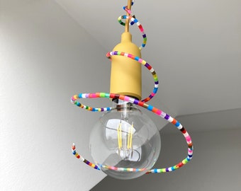 Hanglamp, binnenstekkerlamp in mosterdgeel met regenboogkleurige kralen, siliconen fittinghouder en textielkabel, E27 fitting, 7 m kabellengte