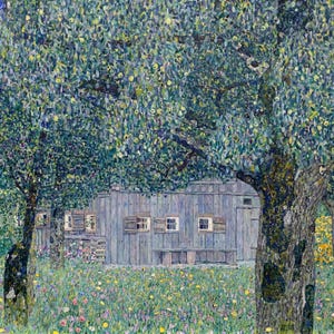Könnte beinhalten: Ein impressionistisches Gemälde eines Holzgebäudes inmitten von Bäumen. Das Kunstwerk zeichnet sich durch eine lebendige grün-blaue Farbpalette aus, wobei der Fokus auf dem Laub und der Fassade des Gebäudes liegt. Im Vordergrund befindet sich eine Wiese mit Wildblumen.