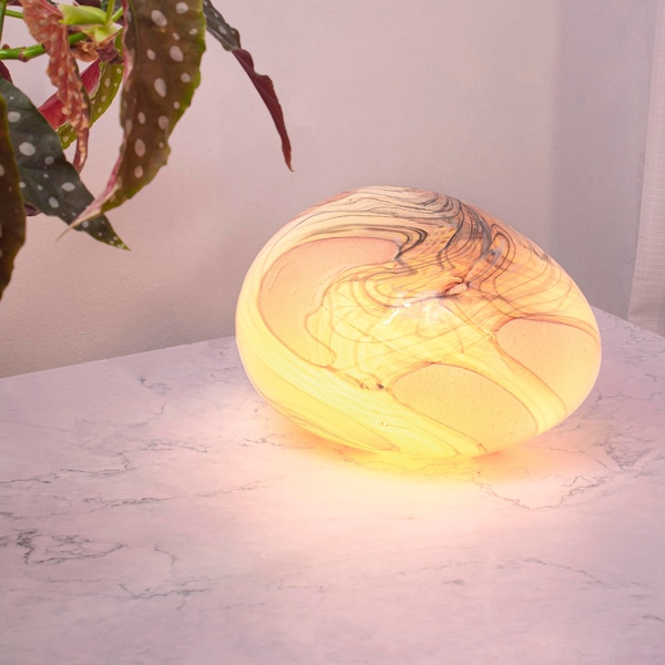 Lampe en verre en forme de galet en marbre rose