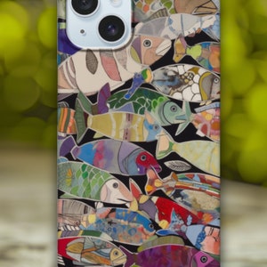 Puede incluir: Una funda para tel&eacute;fono con un dise&ntilde;o colorido de peces sobre un fondo negro. La funda tiene un recorte para la c&aacute;mara y un borde blanco.
