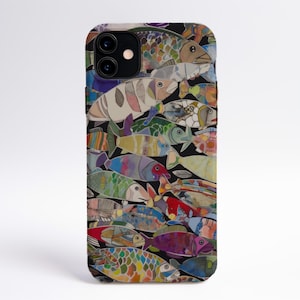 Puede incluir: Una funda de tel&eacute;fono colorida con un patr&oacute;n de peces en varios colores y dise&ntilde;os. La funda est&aacute; dise&ntilde;ada para un iPhone.
