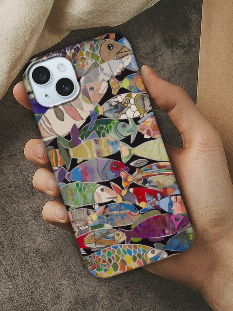 Puede incluir: Una funda para tel&eacute;fono con un dise&ntilde;o colorido de peces. Los peces est&aacute;n dispuestos en un patr&oacute;n y son de todos los colores y tama&ntilde;os. La funda est&aacute; hecha de un material pl&aacute;stico duro y tiene un fondo negro.