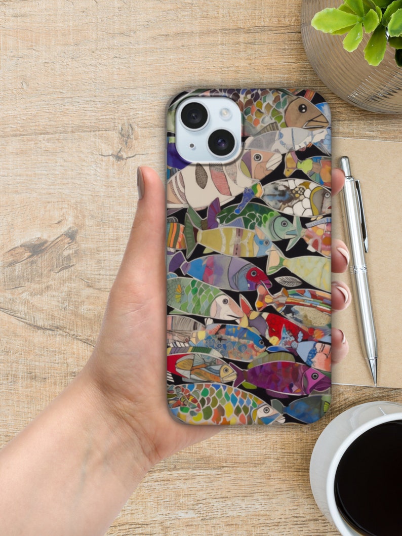 Puede incluir: Una funda de tel&eacute;fono colorida con un patr&oacute;n de peces. Los peces est&aacute;n hechos de diferentes materiales y colores, y est&aacute;n dispuestos en un patr&oacute;n aleatorio. La funda est&aacute; dise&ntilde;ada para un iPhone.