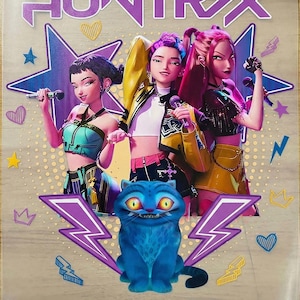 Może przedstawiać: Kolorowa grafika z napisem "HUNTRAX" u góry, przedstawiająca trzy animowane postacie z mikrofonami i niebieskiego kota. Projekt zawiera gwiazdy, błyskawice i kształty serc.