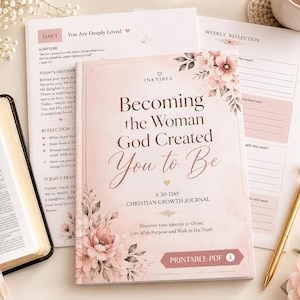 Peut inclure: Un journal de croissance chrétienne de 30 jours intitulé Becoming the Woman God Created You to Be, avec une couverture rose pâle ornée d'illustrations florales, accompagné d'une Bible ouverte, d'un stylo doré et de pages imprimées.