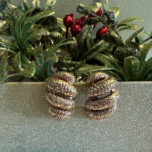 Vintage St. John Clip-On Earrings, Gold Tone, Gorgeous, Rare, Pattern detail