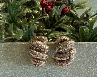 Vintage St. John Gold Tone Clip-On Earrings: Pattern Detail