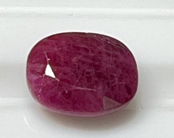 Rubis ovale : corindon rouge de 4,45 carats pour bijoux